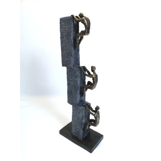 Skulptur. Kunstfiber. 3 klatrende mænd på væg H. 46cm
