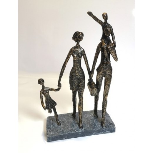 Skulptur. Kunstfiber. Familie m/barn på skulder H 37,8 cm