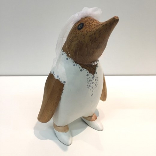 Håndudskåret pingvin brudepar - fine i tøjet. Brud og gom. 13 cm.