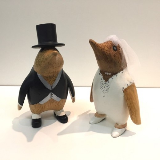 Håndudskåret pingvin brudepar - fine i tøjet. Brud og gom. 13 cm.