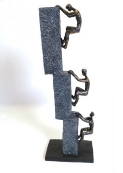 Skulptur. Kunstfiber. 3 klatrende mænd på væg H. 46cm