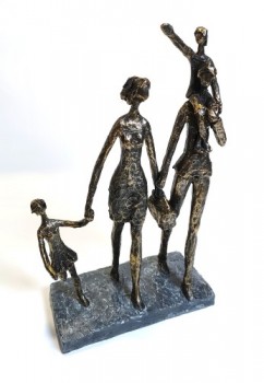 Skulptur. Kunstfiber. Familie m/barn på skulder H 37,8 cm