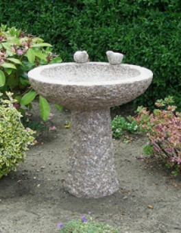 Fuglebad i rosa granit. Højde 45 cm - Diameter 35 cm. 40 kg. Uden løse fugle. Materiale: granit (håndbearbejdet)