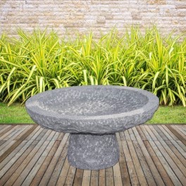 Fuglebad på sokkel. Grå granit. D.60 cm. H 30cm. Materiale: granit (håndbearbejdet)