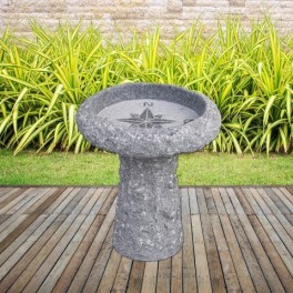Kompas fuglebad på sokkel - grå granit. D.35cm H 40cm. Materiale: granit (håndbearbejdet)