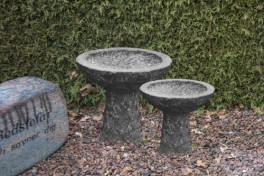 Rund fuglebad på sokkel - grå granit (Lille)