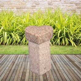 Rosa Granit hjerte skammel. Højde. 40 cm 22 kg. Materiale: granit (håndbearbejdet)