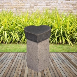 Grå granit hjerte skammel. Højde. 40 cm 22 kg. Materiale: granit (håndbearbejdet)
