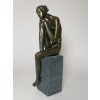 Siddende dame på box, 44 cm