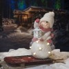 Julefigurer - Dreng med lanterne siddende på LED snebold